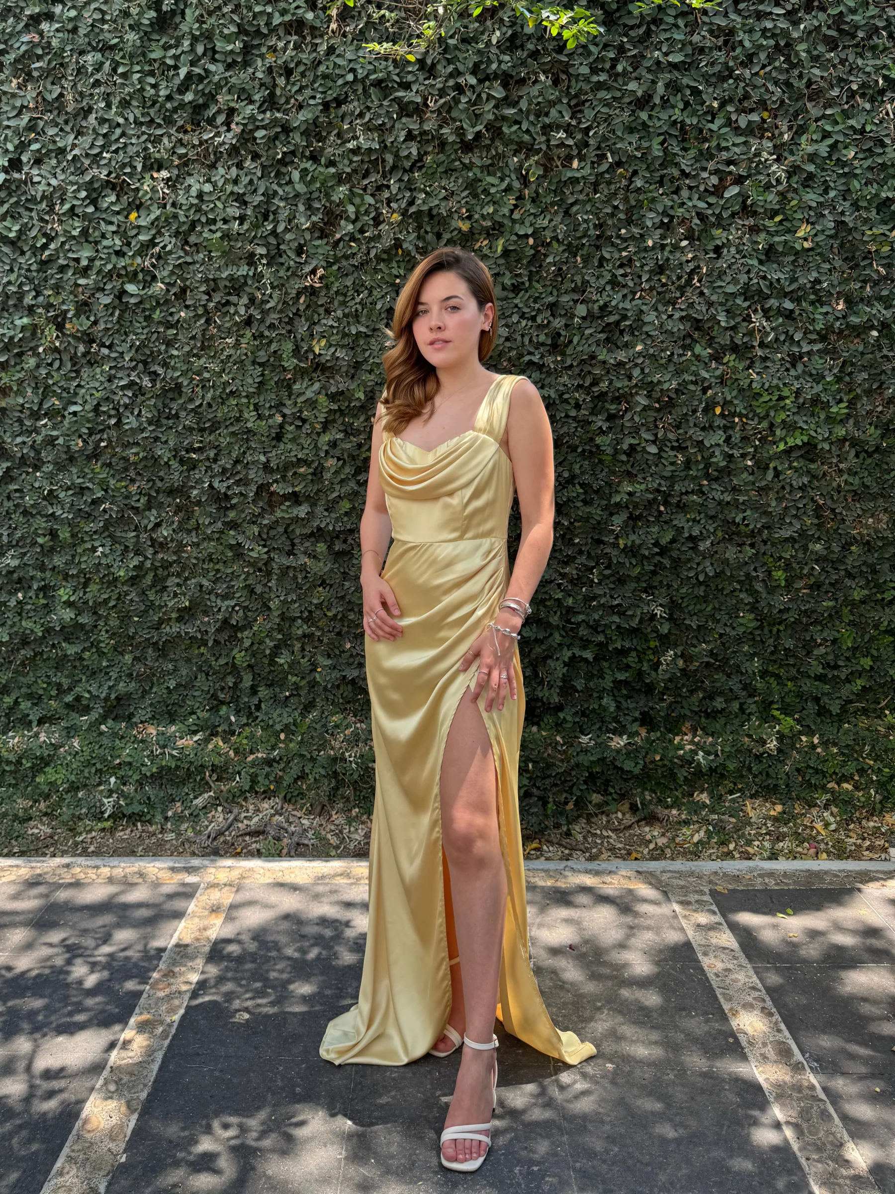 vestido maxi - hombros con caida, abierta en pierna — 1 vestido maxi - hombros con caida, abierta en pierna