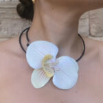 COLLAR ORQUÍDEA BLANCO