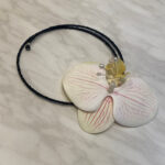 COLLAR ORQUÍDEA BLANCO